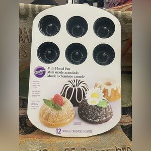 Wilton 12-cavity Mini Fluted Cake/Muffin Pan Non-stick NEW